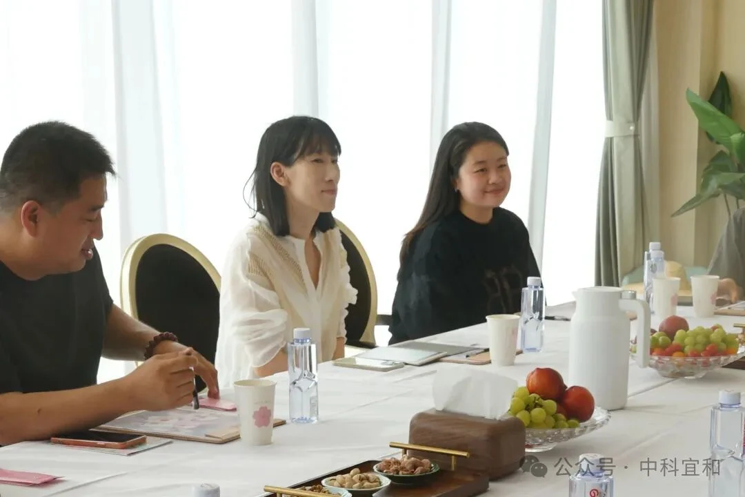 项目参与团队围坐交流成长方案的具体安排